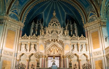 SZEGED, HUNGARY - 22 Mayıs 2014: Macaristan 'ın Szeged kentindeki Yeni Sinagog sunağında.