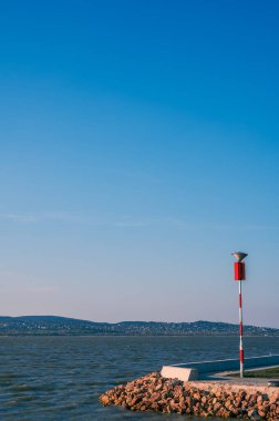 Macaristan, Avrupa 'da gün batımında Velence Gölü manzarası.