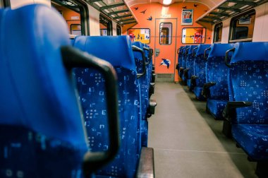 BUDAPEST, HUNGARY - 25 Nisan 2021: Budapeşte, Macaristan 'daki Macar Devlet Demiryolları treninin mavi koltukları