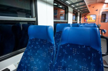 BUDAPEST, HUNGARY - 25 Nisan 2021: Budapeşte, Macaristan 'daki Macar Devlet Demiryolları treninin mavi koltukları