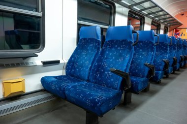 BUDAPEST, HUNGARY - 25 Nisan 2021: Budapeşte, Macaristan 'daki Macar Devlet Demiryolları treninin mavi koltukları