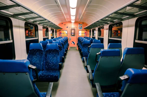 BUDAPEST, HUNGARY - 25 Nisan 2021: Budapeşte, Macaristan 'daki Macar Devlet Demiryolları treninin mavi koltukları