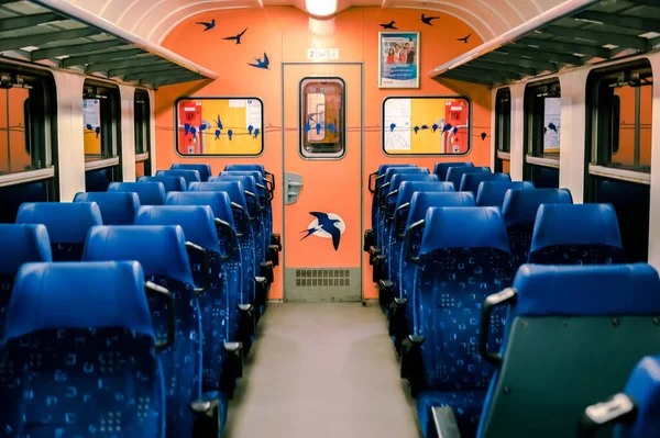 BUDAPEST, HUNGARY - 25 Nisan 2021: Budapeşte, Macaristan 'daki Macar Devlet Demiryolları treninin mavi koltukları