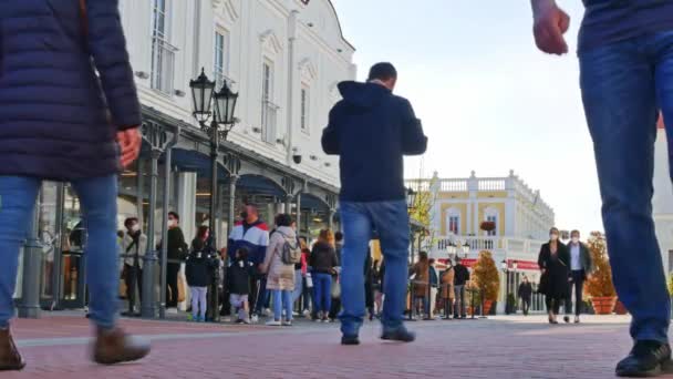 PARNDORF, OOSTENRIJK - 06 mei 2021: Mensen wachten in de rij in Designer Outlet Parndorf om in de winkels te komen tijdens de coronavirus covid 19 pandemie in Parndorf, Oostenrijk. — Stockvideo