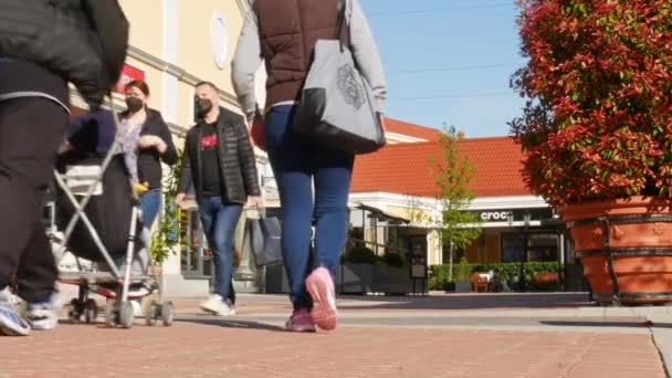 PARNDORF, OOSTENRIJK - MEI 06, 2021: Mensen winkelen in Designer Outlet Parndorf tijdens de coronavirus covid 19 pandemie in Parndorf, Oostenrijk. — Stockvideo