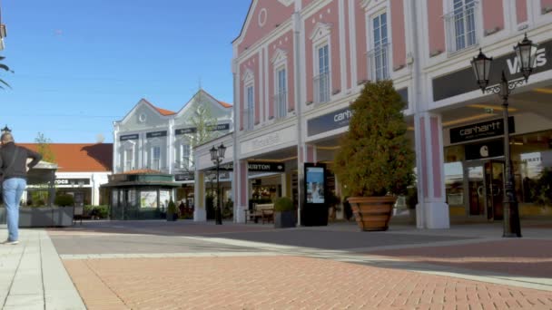 PARNDORF, AUSTRIA - MAY 06, 2021: people are shopping in Designer Outlet Parndorf during the coronavirus covid pandemic in Parndorf, Austria. — 비디오