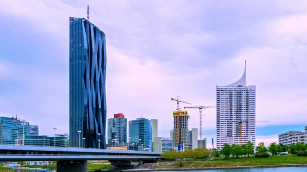 VIENA, AUSTRIA - 05 DE MAYO DE 2021: Time-lapse on the Danube river with ships and the DC tower in the background in Wien, Vienna, Austria on a cloudy day. — Vídeos de Stock