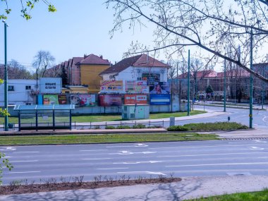 SZEGED, HUNGARY - 28 Mart 2020: Macaristan 'ın Szeged kentindeki tramvay ve trafiğe bakın.