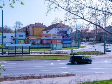 SZEGED, HUNGARY - 28 Mart 2020: Macaristan 'ın Szeged kentindeki tramvay ve trafiğe bakın.
