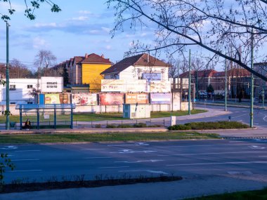 SZEGED, HUNGARY - 28 Mart 2020: Macaristan 'ın Szeged kentindeki tramvay ve trafiğe bakın.