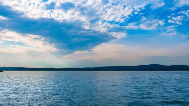 VELENCE, HUNGARY - 13 HAZİRAN 2020: Velence Gölü 'ne ve bir yaz günü yüzen insanlara bakın.