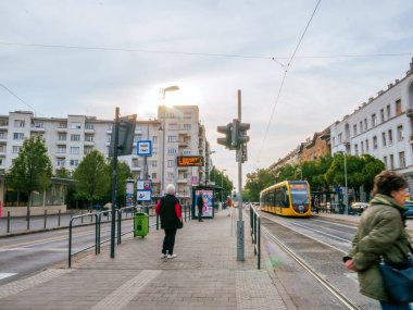 BUDAPEST, HUNGARY - 23 Ekim 2020: Trafiği ve Macaristan, Budapeşte 'deki Szell Kalman Meydanı' ndaki tramvayı bekleyen insanları izleyin.