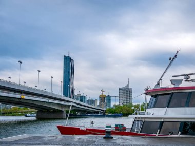 VIENNA, AUSTRIA - Mayıs 05, 2021: Gemili Tuna Nehri ve bulutlu bir günde Wien, Viyana, Avusturya 'daki DC kulesi.