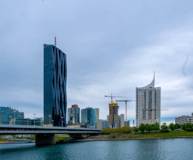 VIENNA, AUSTRIA - Mayıs 05, 2021: Gemili Tuna Nehri ve bulutlu bir günde Wien, Viyana, Avusturya 'daki DC kulesi.