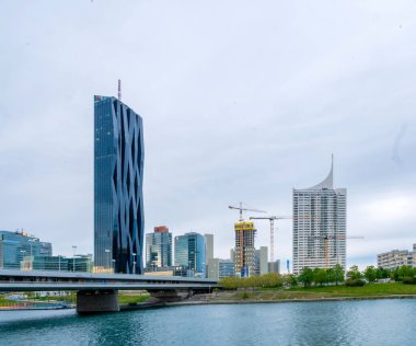 VIENNA, AUSTRIA - Mayıs 05, 2021: Gemili Tuna Nehri ve bulutlu bir günde Wien, Viyana, Avusturya 'daki DC kulesi.