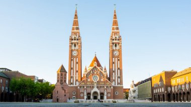 SZEGED, HUNGARY - 18 Mayıs 2021: Votice Kilisesi ve geceleri Macaristan 'ın Szeged kentindeki meydandaki insanlar.
