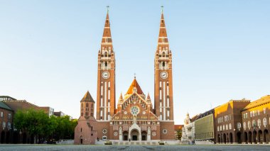 SZEGED, HUNGARY - 18 Mayıs 2021: Votice Kilisesi ve geceleri Macaristan 'ın Szeged kentindeki meydandaki insanlar.