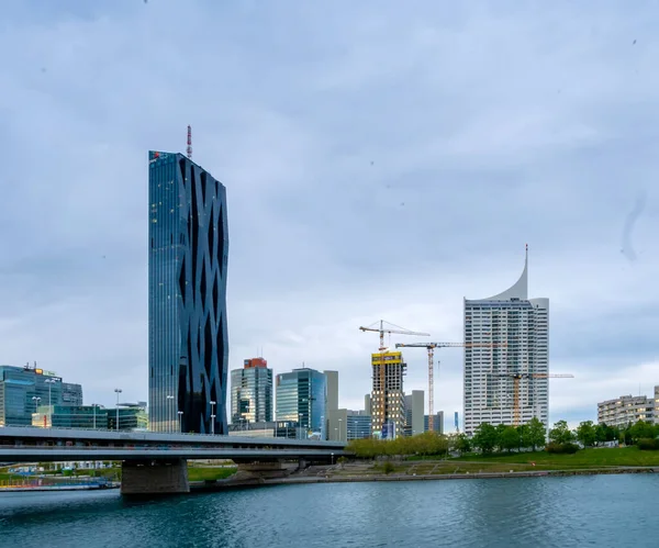 Viena Austria Mayo 2021 Río Danubio Con Barcos Torre Fondo —  Fotos de Stock