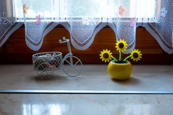 View Solar Powered Plastic Sunflower Moving Sunlight Representing Renewable Energy — стоковое фото