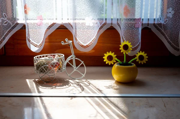 View Solar Powered Plastic Sunflower Moving Sunlight Representing Renewable Energy — стоковое фото