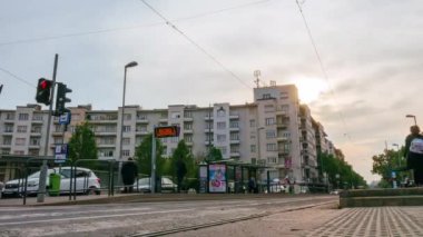 BUDAPEST, HUNGARY - 23 Ekim 2020: Trafiğin zaman aşımına uğramış görüntüsü ve Macaristan, Budapeşte 'deki Szell Kalman Meydanı' nda otobüs ve tramvay bekleyen insanlar.