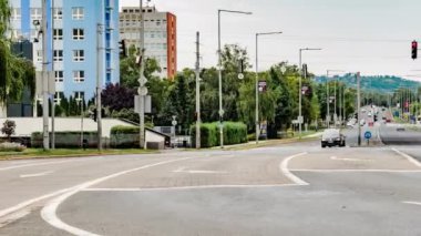 ZALAEGERSZEG, HUNGARY - 15 AĞUSTOS 2021: Trafik ve Zalaegerszeg 'deki insanlar bulutlu bir yaz gününde Zalaegerszeg ve Balatoni yolunda.