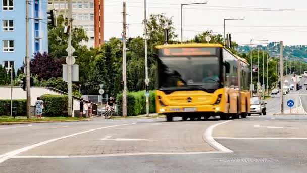 ZALAEGERSZEG, HUNGARY - 15 AĞUSTOS 2021: Trafik ve Zalaegerszeg 'deki insanlar bulutlu bir yaz gününde Zalaegerszeg ve Balatoni yolunda. — Stok video