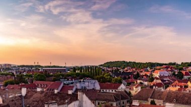Ortaçağ Ateş Kulesi 'nden güneşli bir yaz günü Sopron şehrinin hızlandırılmış hava görüntüsü.
