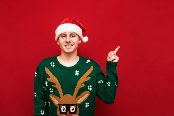 Retrato Joven Feliz Jersey Navideño Sombrero Papá Noel Mostrando Los —  Fotos de Stock