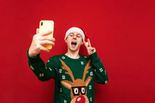 Πορτρέτο Του Χαρούμενου Νέου Άνδρα Χριστουγεννιάτικα Ρούχα Λαμβάνοντας Selfie Στο — Φωτογραφία Αρχείου