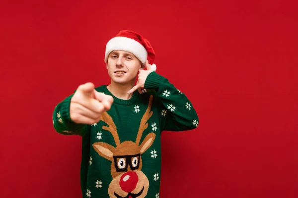 Joven Divertido Ropa Navidad Para Sobre Fondo Rojo Mira Cámara —  Fotos de Stock