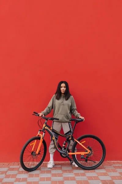 Mujer Alegre Ropa Deportiva Para Con Una Bicicleta Sobre Fondo —  Fotos de Stock
