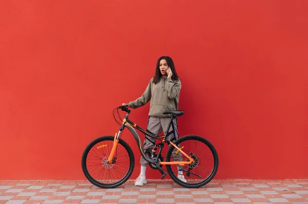 Donna Scioccata Cammina Una Bicicletta Strada Chiama Telefono Guardando Fotocamera — Foto Stock