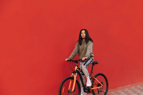 Senhora Elegante Esportes Roupas Casuais Monta Uma Bicicleta Fundo Uma — Fotografia de Stock