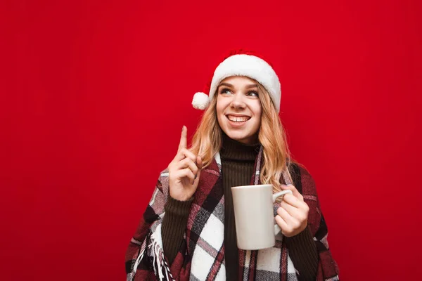 Glad Flicka Rutig Och Jul Hatt Står Röd Bakgrund Med — Stockfoto