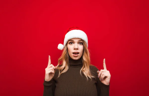 Menina Surpresa Suéter Quente Chapéu Papai Noel Isolado Fundo Vermelho — Fotografia de Stock