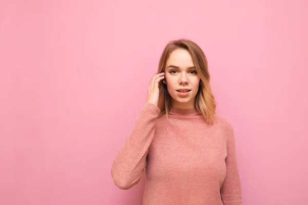 Attraente Ragazza Bionda Con Viso Serio Posa Davanti Alla Macchina — Foto Stock