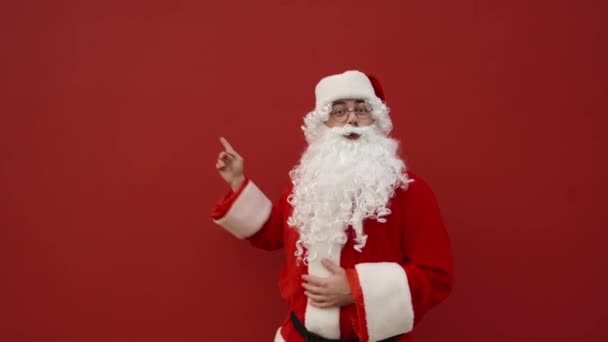 Pozitivní Santa Ukazuje Stranou Prázdné Sedadlo Usměje Muž Kostýmu Santa — Stock video