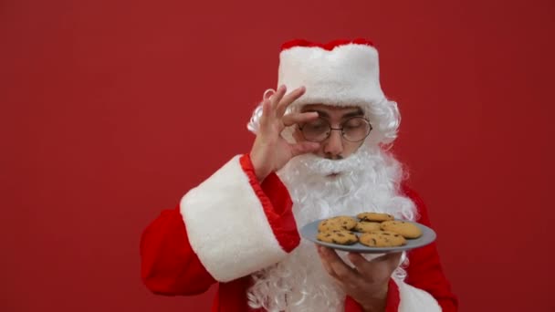 Père Noël Positif Renifle Les Biscuits Une Assiette Montre Les — Video