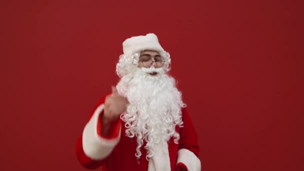 Pozitivní Santa Stojí Pozadí Červené Zdi Ukazuje Palce Nahoru Úsměvem — Stock video