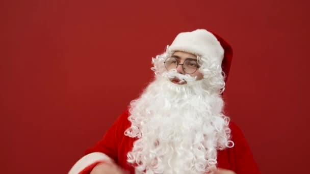Retrato Papai Noel Chocado Fundo Parede Vermelha Olhando Para Lado — Vídeo de Stock