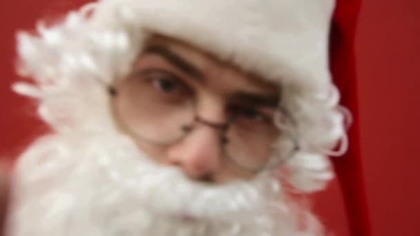 재미있는 산타가 카메라에 손가락을 까딱하고 복사본을 옆으로 치켜들었다 산타는 크리스마스에 — 비디오