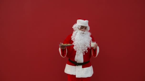 Muž Kostýmu Santy Tancuje Vánocích Sklenicí Mléka Talířem Sušenek Rukou — Stock video