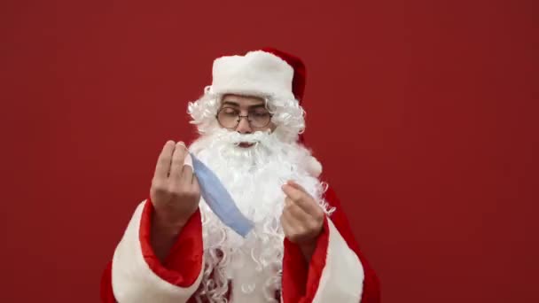 Забавный Санта Рождество Держит Защитную Маску Бросает Отвращением Лицо Санта — стоковое видео