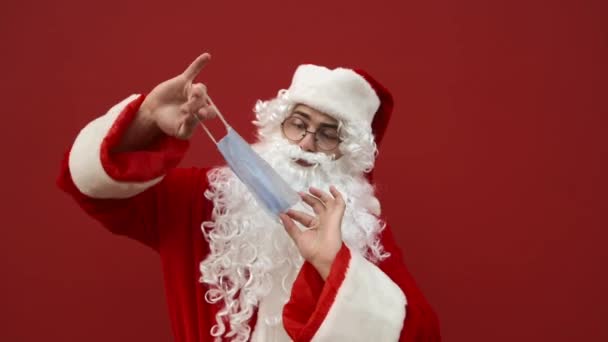Zabawny Mikołaj Boże Narodzenie Trzyma Maskę Ochronną Rzuca Obrzydzeniem Twarz — Wideo stockowe