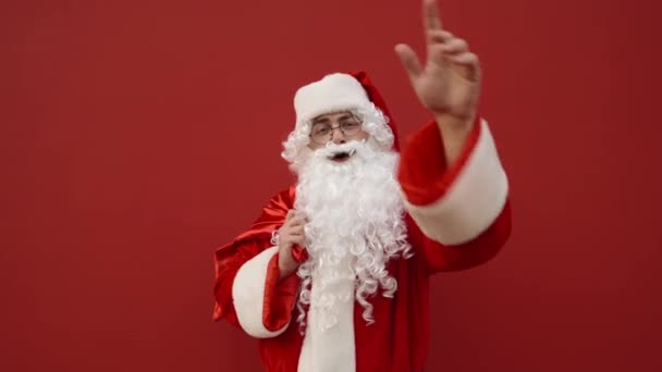 Feliz Papai Noel Com Saco Presentes Suas Costas Cumprimenta Todos — Vídeo de Stock