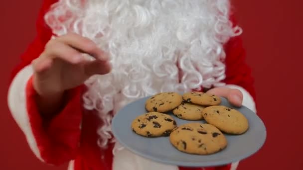 Babbo Natale Uno Sfondo Rosso Prende Biscotti Natale Cioccolato Piatto — Video Stock