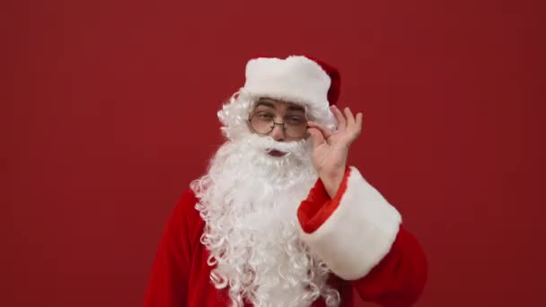 Feliz Papai Noel Sorrindo Olhando Para Câmera Mostrando Polegares Com — Vídeo de Stock