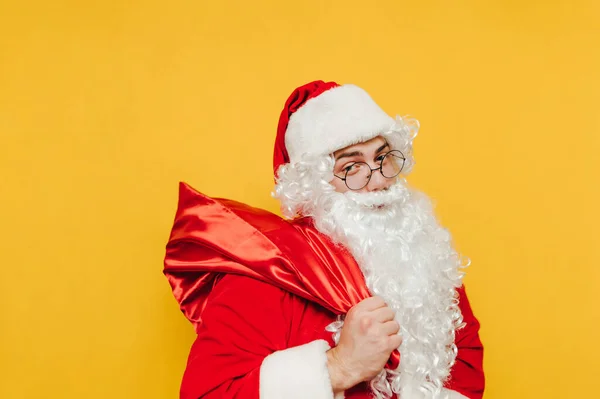 Porträt Des Weihnachtsmannes Mit Einem Sack Voller Geschenke Auf Gelbem — Stockfoto