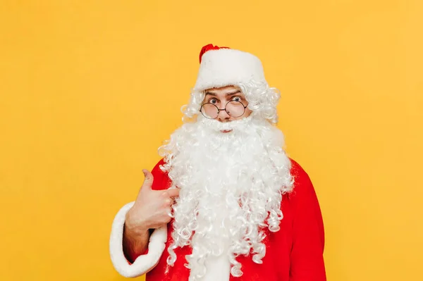 Sorprendido Santa Claus Señala Dedo Hacia Mismo Mira Cámara Con —  Fotos de Stock